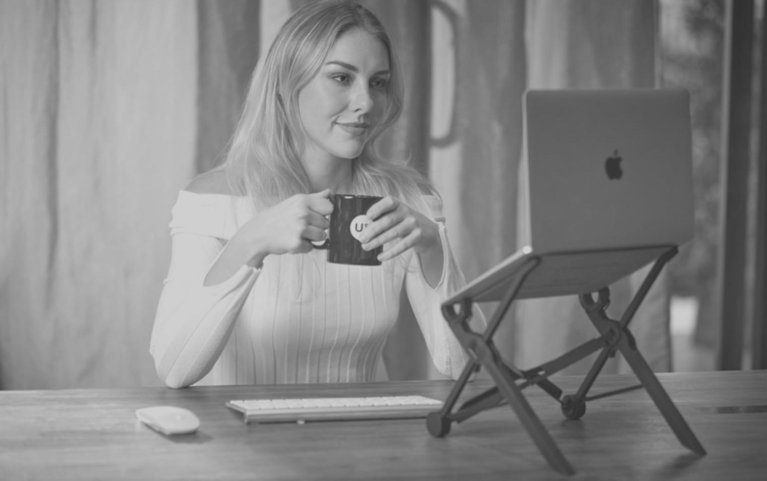 Estudiante trabajando en planilla de presupuesto con calculadora y notas