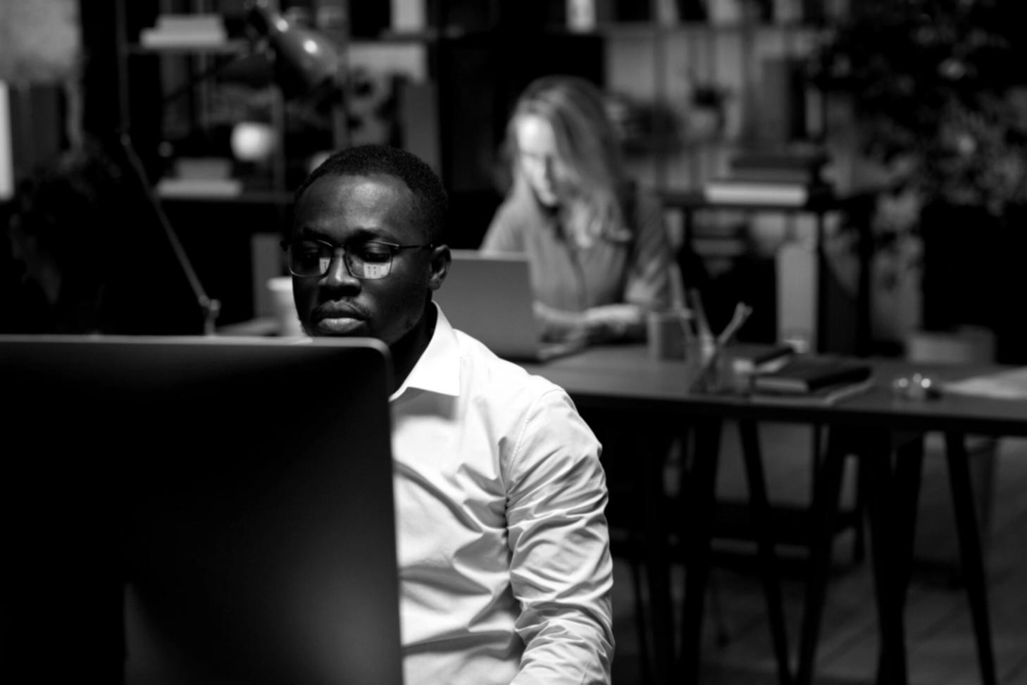 Espacio de estudio con materiales educativos financieros