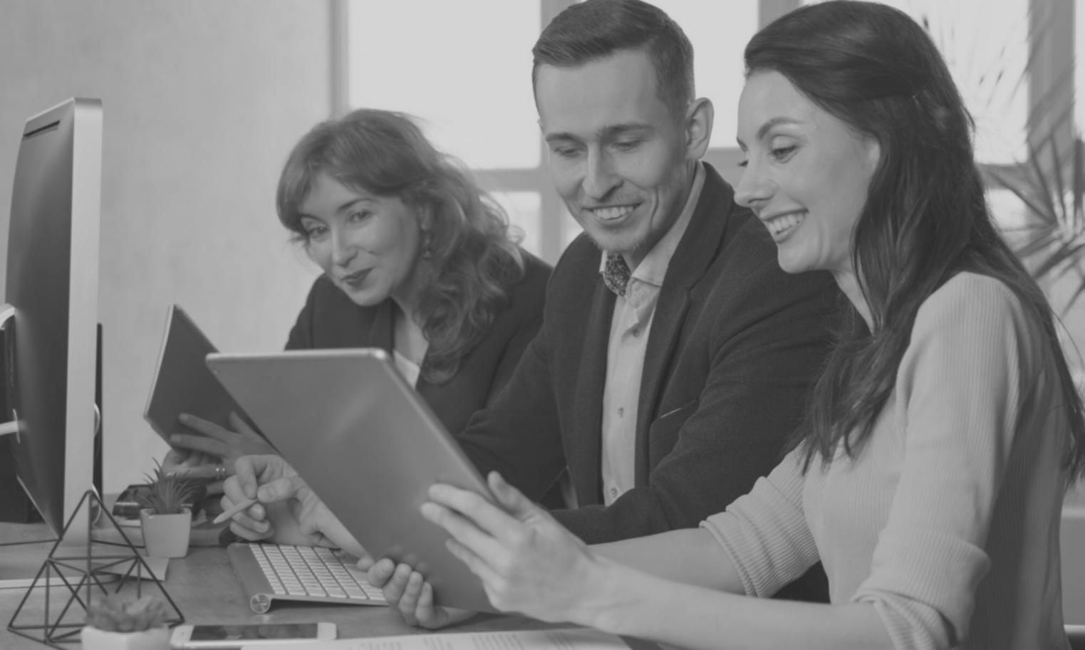 Entorno de aprendizaje colaborativo donde estudiantes trabajan juntos en conceptos financieros