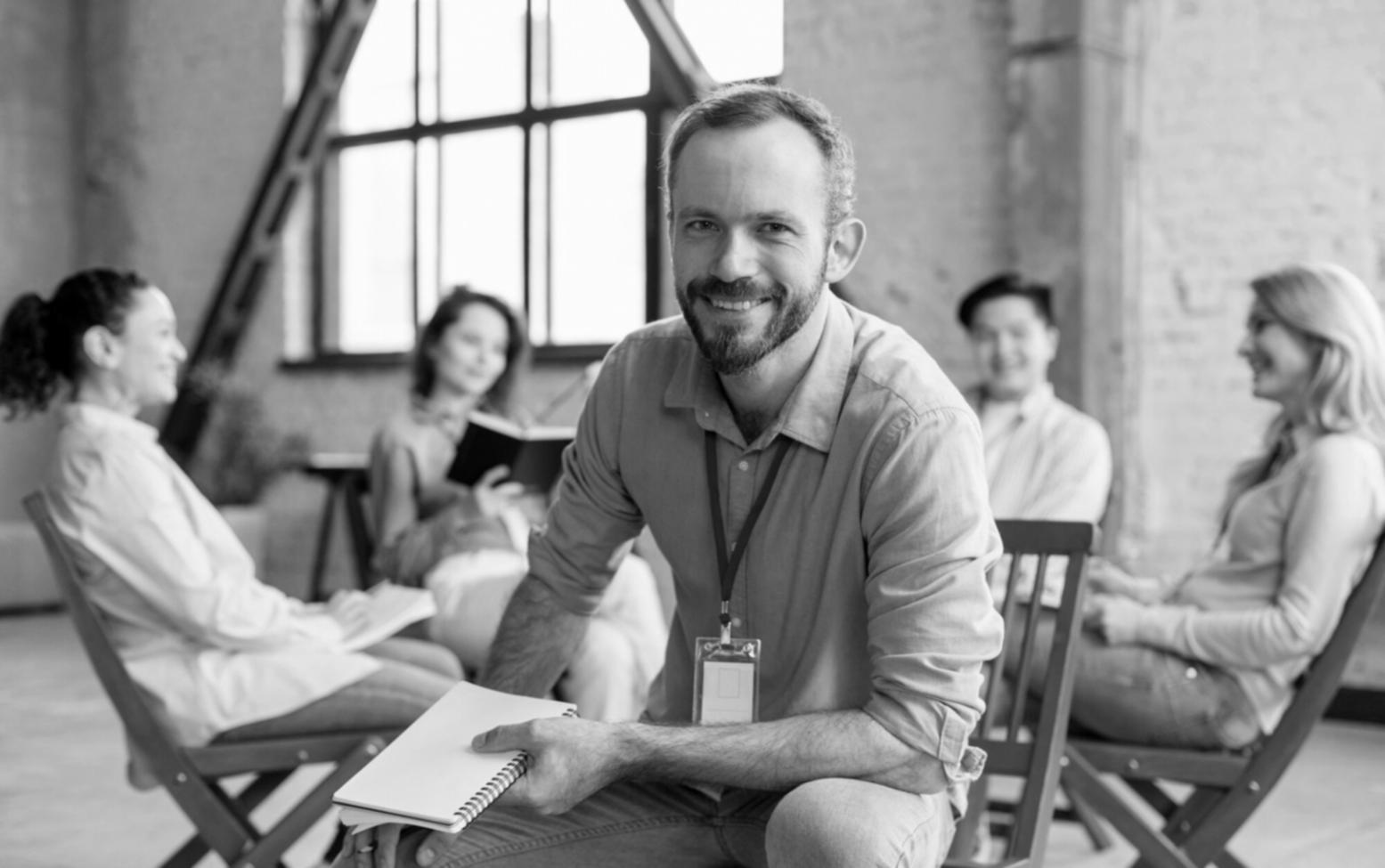 Calculadora y documentos sobre mesa de trabajo